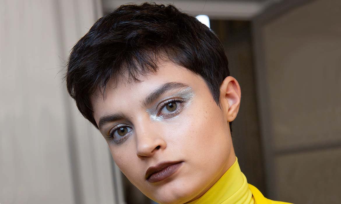 Usa la Laca Elnett de L’Oréal Paris para darle forma a tu corte de pelo pixie por muy corto que sea.
